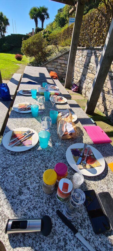 Speisen auf dem Grillplatz Ferienwohnung direkt am See Lago Maggiore Ghiffa Appartement billig 4 Personen günstig