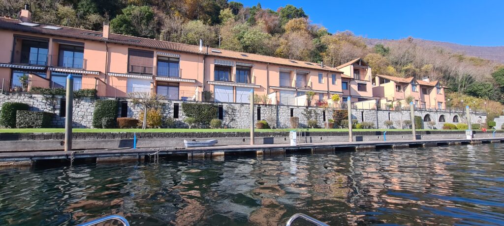 Liegenschaft vom See aus gesehen Ferienwohnung direkt am See Lago Maggiore Ghiffa Appartement billig 4 Personen günstig