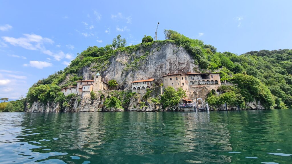 Kloster Santa Caterina Ferienwohnung direkt am See Lago Maggiore Ghiffa Appartement billig 4 Personen günstig