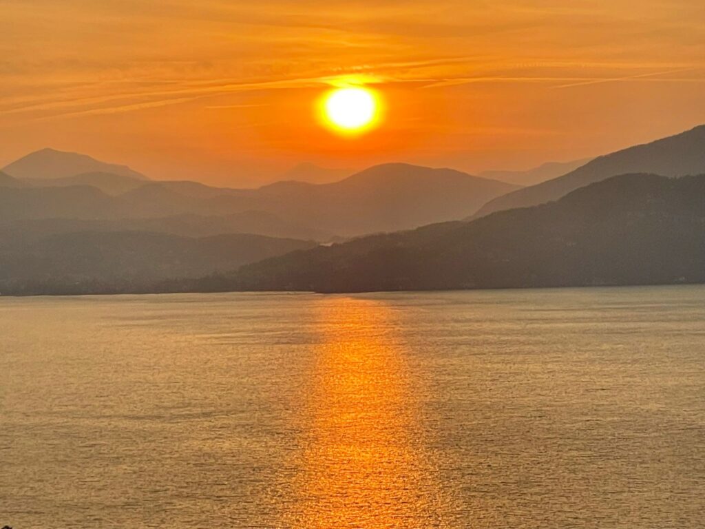 Abenstimmung Sonnenuntergang Ferienwohnung direkt am See Lago Maggiore Ghiffa Appartement billig 4 Personen günstig