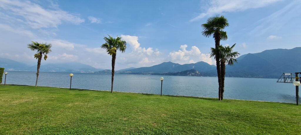 Liegewiese Ferienwohnung direkt am See Lago Maggiore Ghiffa Appartement billig 4 Personen günstig