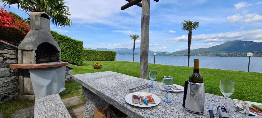 Grillplatz Ferienwohnung direkt am See Lago Maggiore Ghiffa Appartement billig 4 Personen günstig