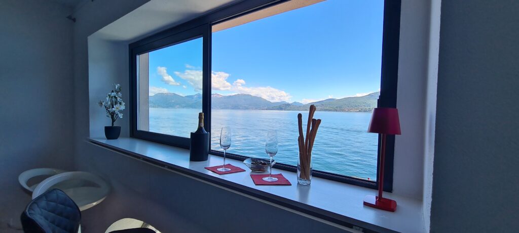 Blick auf See Ferienwohnung direkt am See Lago Maggiore Ghiffa Appartement billig 4 Personen günstig