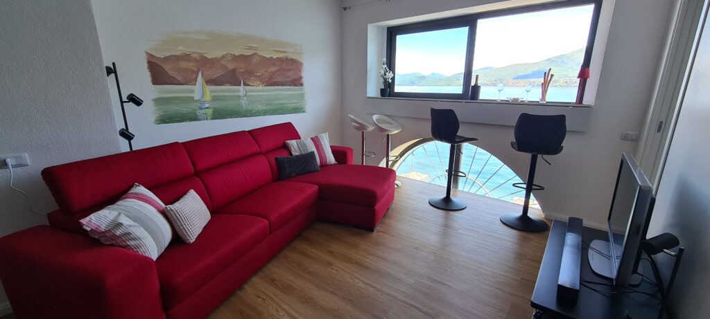 Wohnzimmer Ferienwohnung direkt am See Lago Maggiore Ghiffa Appartement billig 4 Personen günstig