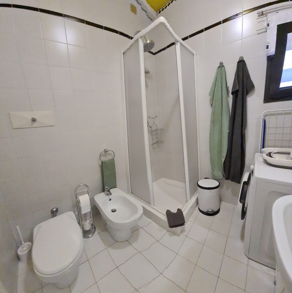 WC Dusche Ferienwohnung direkt am See Lago Maggiore Ghiffa Appartement billig 4 Personen günstig