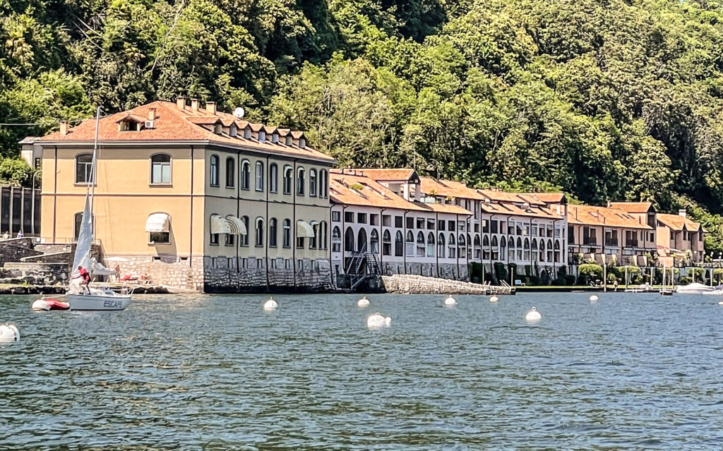 Liegenschaft vom See aus Ferienwohnung direkt am See Lago Maggiore Ghiffa Appartement billig 4 Personen günstig