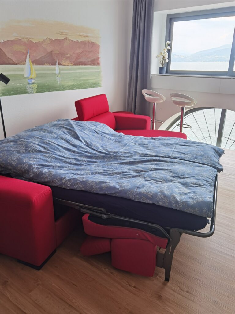 Schlafsofa Ferienwohnung direkt am See Lago Maggiore Ghiffa Appartement billig 4 Personen günstig